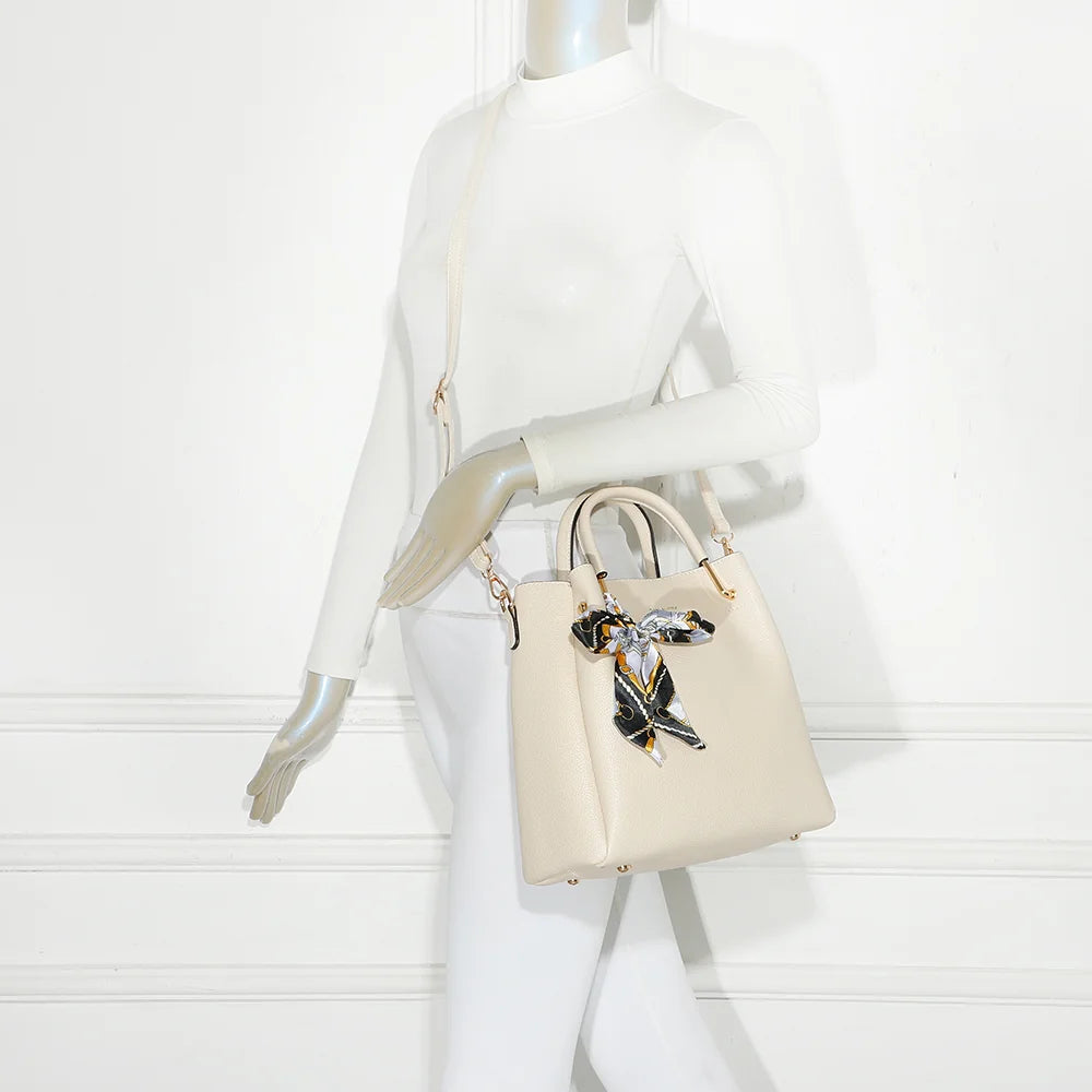 Sac à main femme Nina beige porté, avec son foulard noué et sa bandoulière amovible – réf. DQ-8704