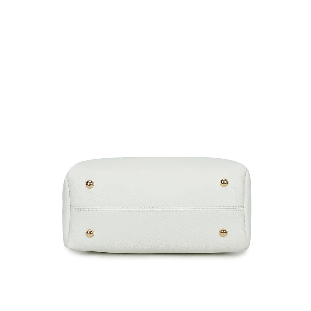Dessous du sac Nina blanc : fond protégé par des pieds en métal doré contre les surfaces – réf. DQ-8704