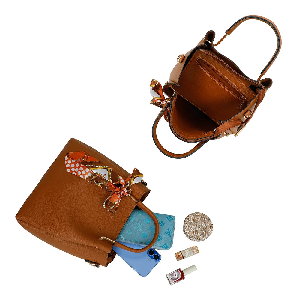 Intérieur du Nina camel : plusieurs compartiments et poche zippée pour téléphone et portefeuille – réf. DQ-8704