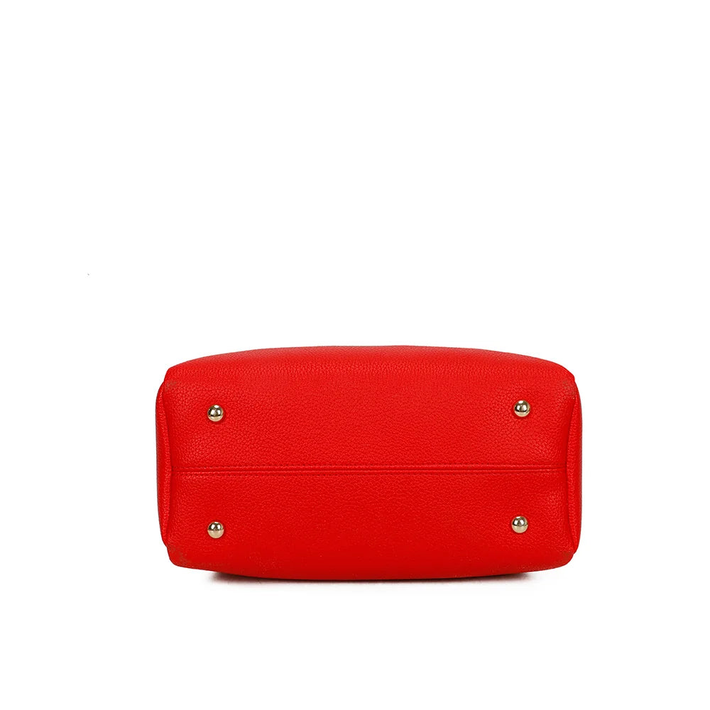Dessous du sac Nina rouge : fond protégé par des pieds en métal doré contre les surfaces – réf. DQ-8704