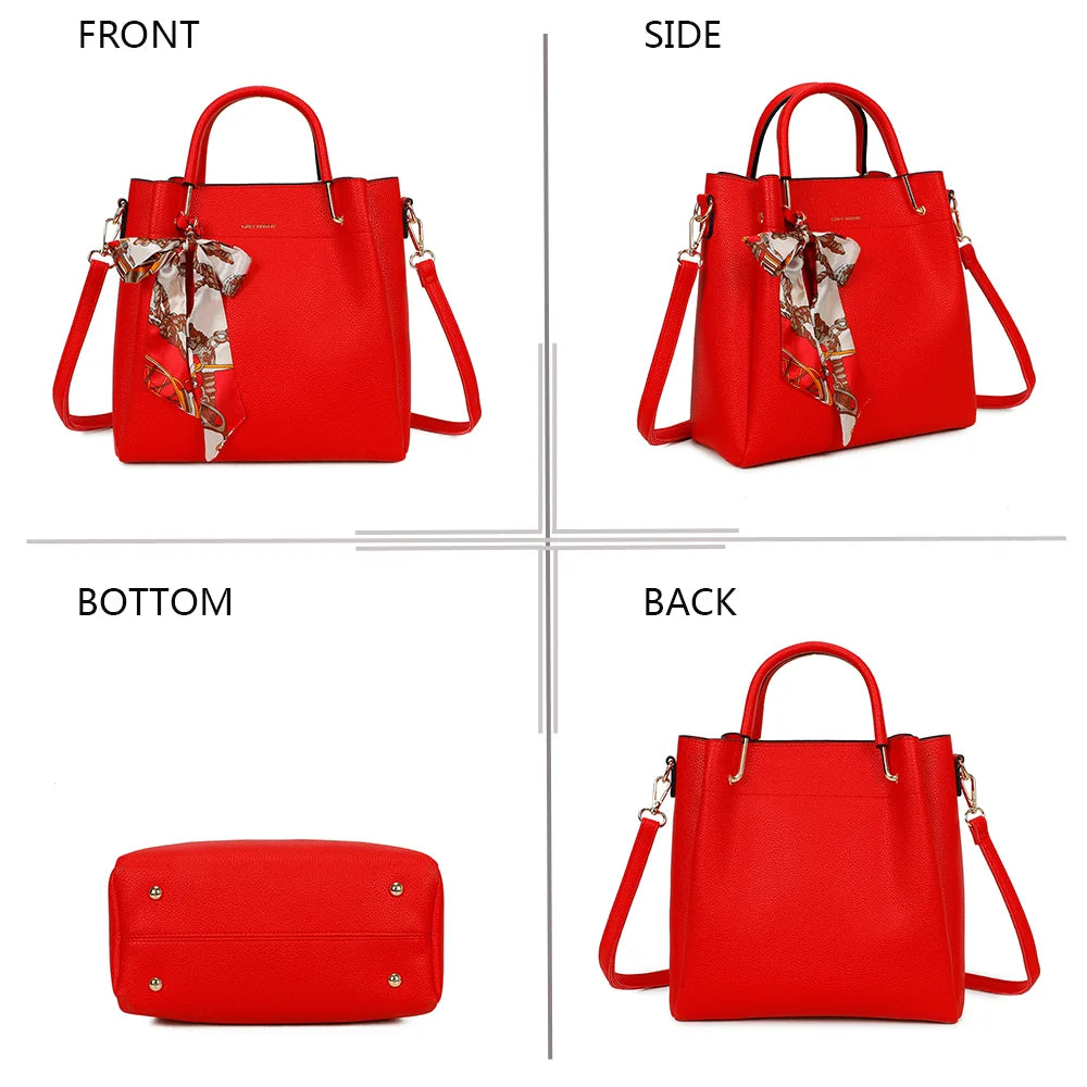 Nina rouge sous quatre angles : face, profil, dessous et dos du sac en simili cuir grainé – réf. DQ-8704