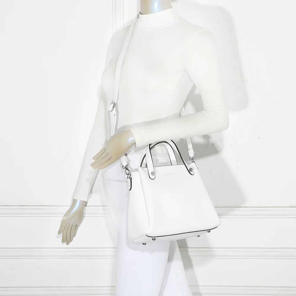 Sac Noa blanc porté par une femme, à la main ou avec sa bandoulière amovible – réf. DQ-8700