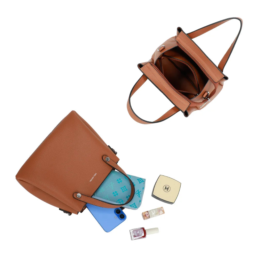 Intérieur du Noa camel : compartiment zippé avec poche zippée intégrée, téléphone et portefeuille – réf. DQ-8700