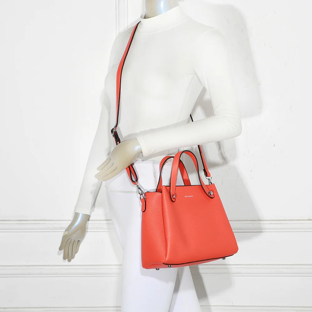 Sac Noa orange porté par une femme, à la main ou avec sa bandoulière amovible – réf. DQ-8700