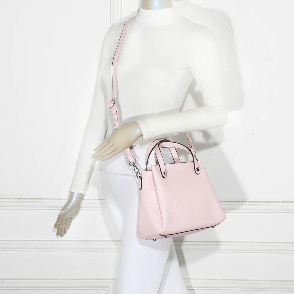 Sac Noa rose porté par une femme, à la main ou avec sa bandoulière amovible – réf. DQ-8700