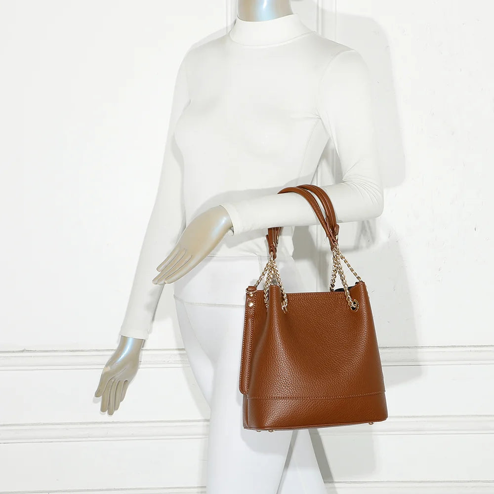 Sac à main femme Noble Line marron porté, doubles anses et chaînes dorées pour une allure chic – réf. DQ-8692-1