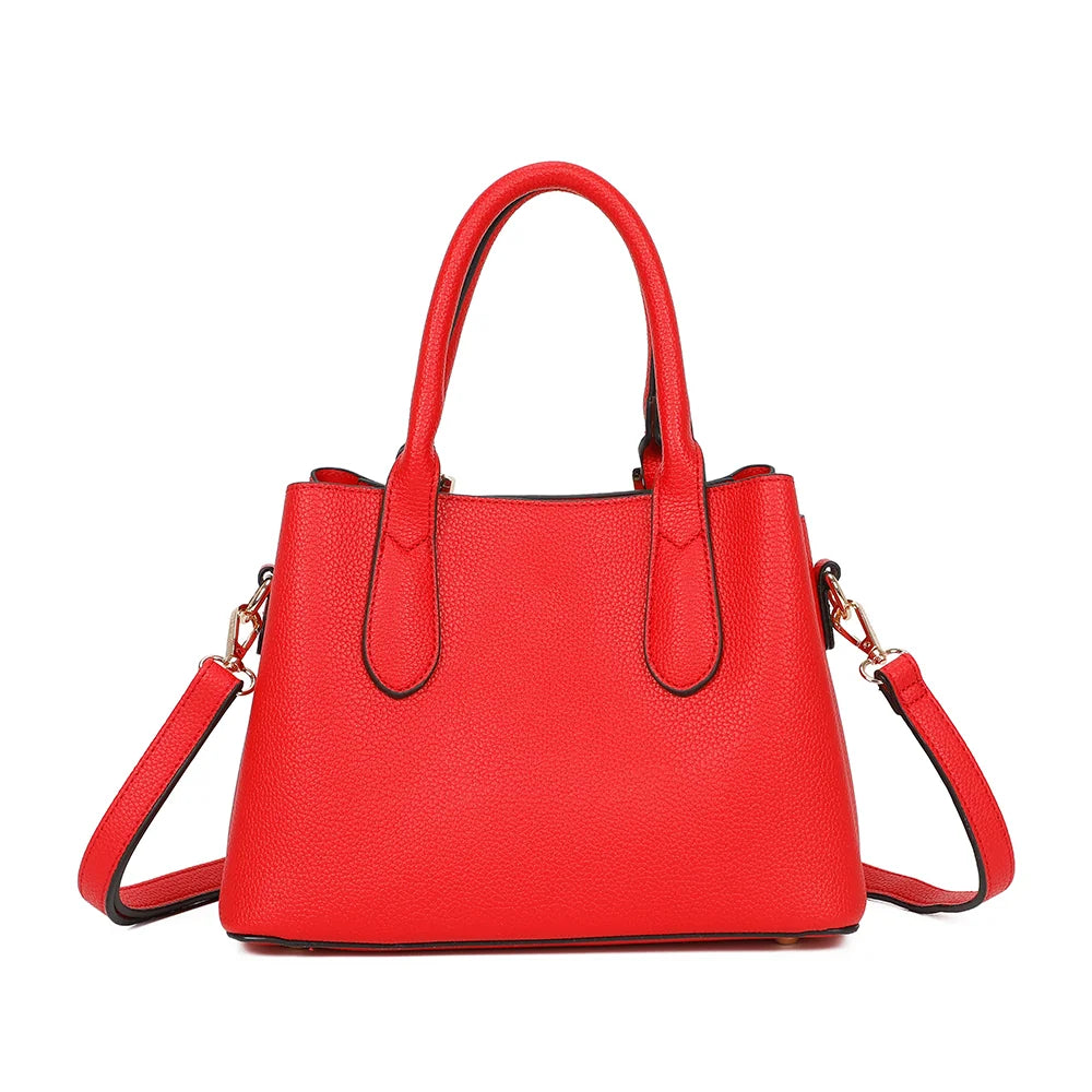 Nola rouge vu de dos, simili cuir grainé uni et deux anses arrondies pour un port main élégant – réf. R-1948
