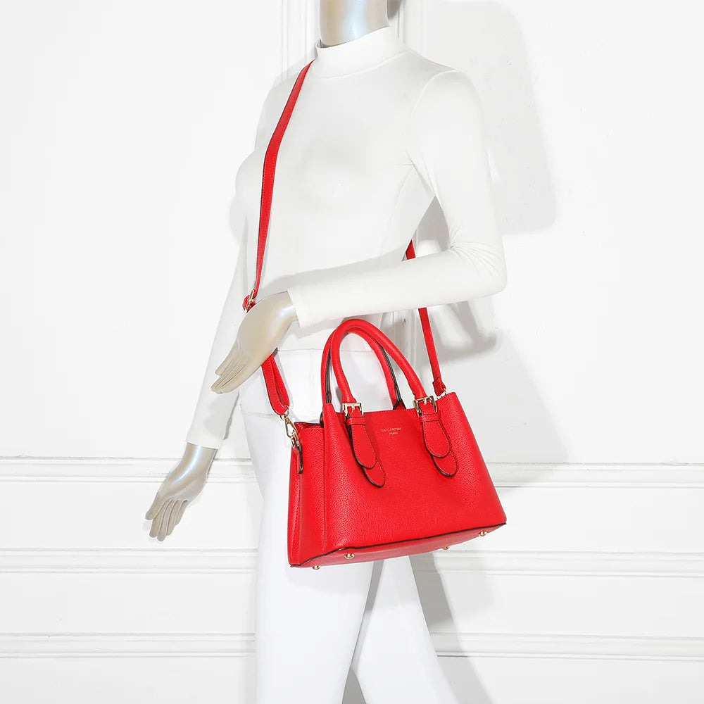 Sac Nola rouge porté par une femme, à la main ou à l’épaule avec sa bandoulière amovible – réf. R-1948