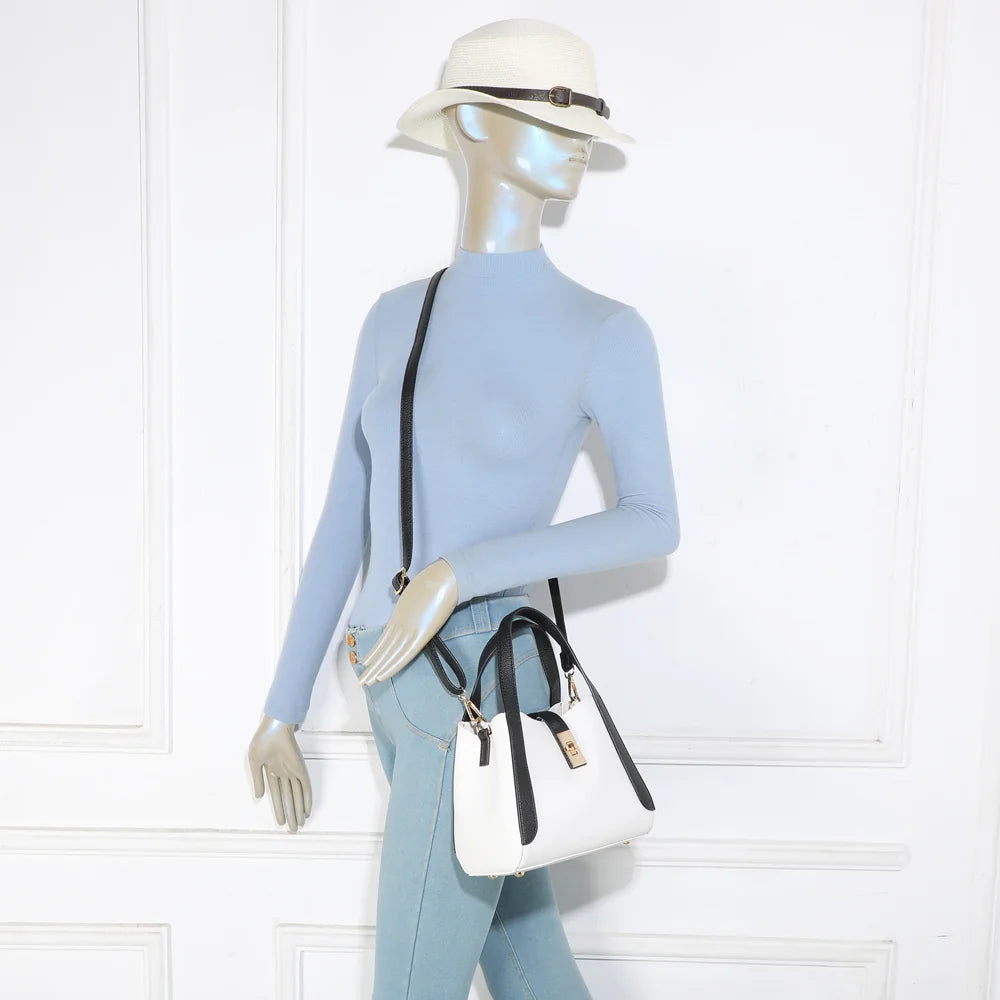 Sac Nora blanc/noir porté par une femme, en main ou à l’épaule grâce à sa bandoulière amovible – réf. DQ-8718