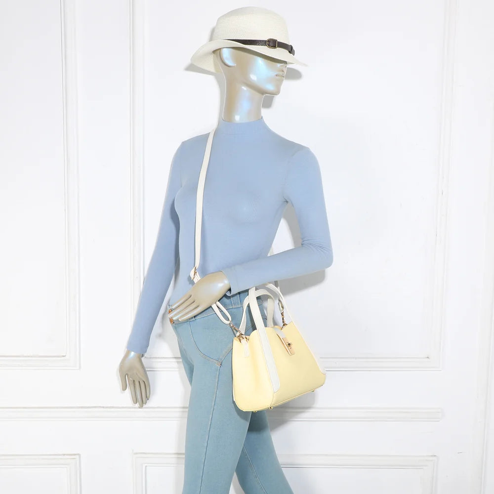 Sac Nora jaune clair porté par une femme, en main ou à l’épaule grâce à sa bandoulière amovible – réf. DQ-8718