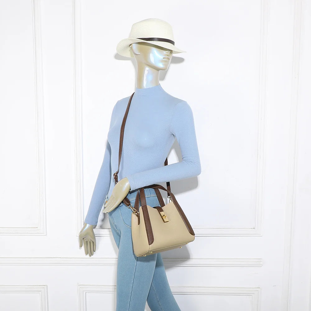 Sac Nora taupe/coffee porté par une femme, en main ou à l’épaule grâce à sa bandoulière amovible – réf. DQ-8718