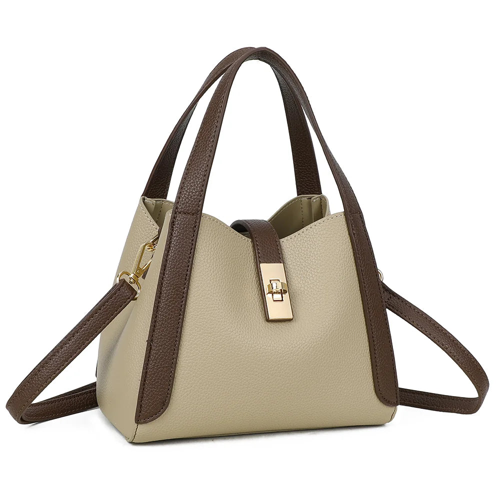 Nora taupe/coffee vu de trois quarts : silhouette seau souple et languette à fermoir tournant doré – réf. DQ-8718