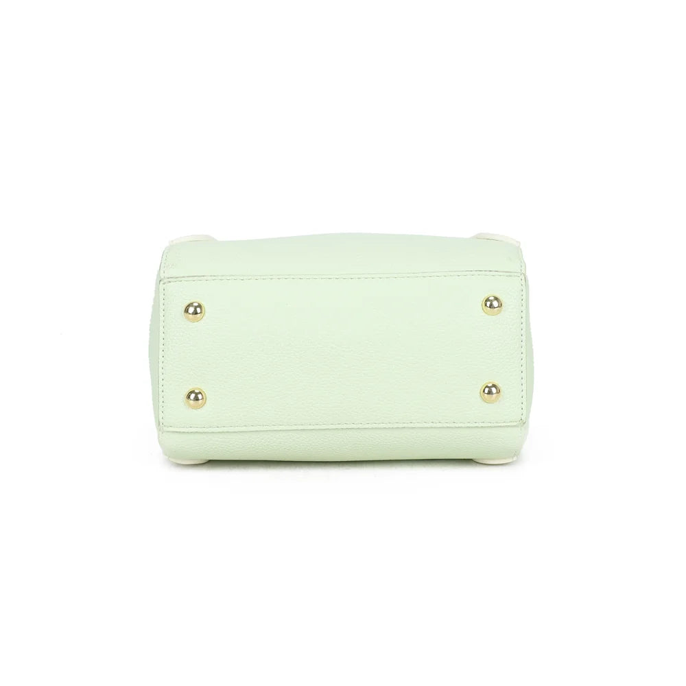 Dessous du Nora vert clair : vue de la base en simili cuir grainé, 21 cm de large sur 12 cm de profondeur – réf. DQ-8718