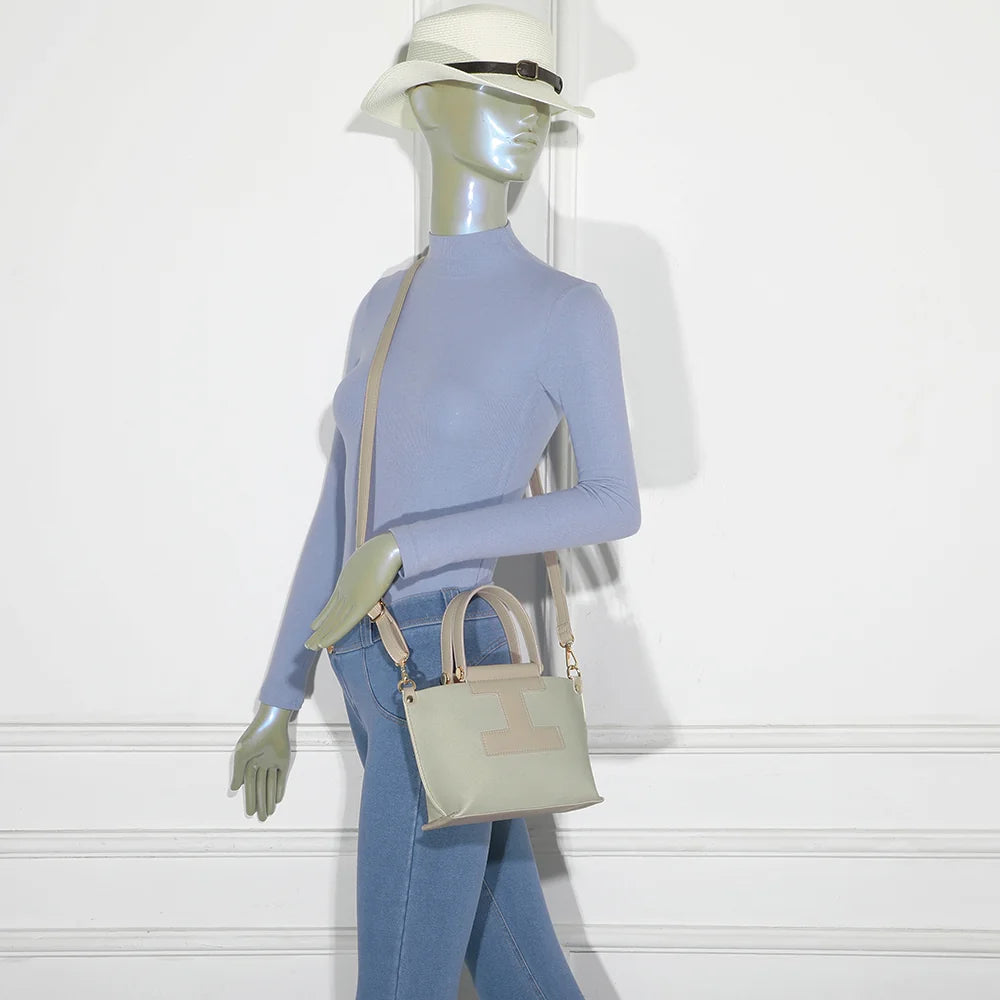 Sac Nude Canvas beige/taupe porté par une femme, à la main ou en bandoulière – réf. R-1987-1