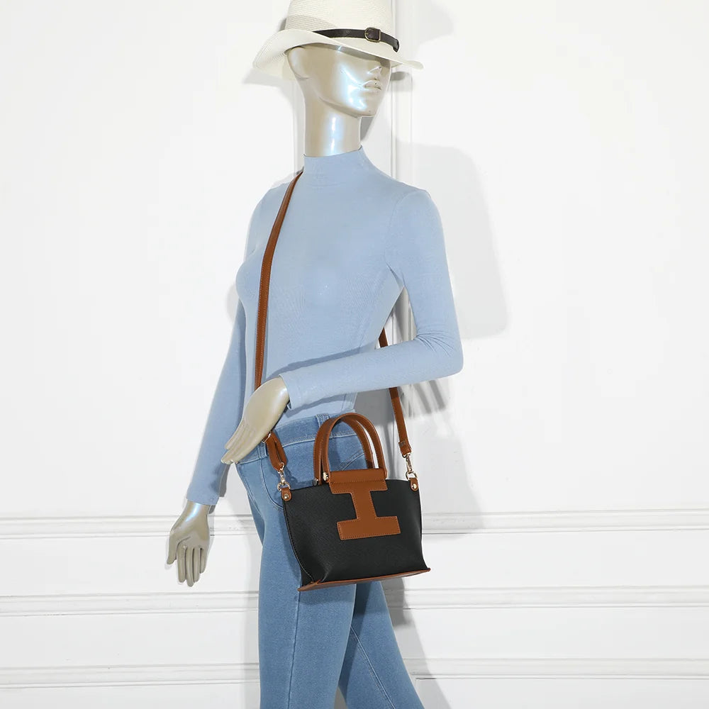 Sac Nude Canvas noir/marron porté par une femme, à la main ou en bandoulière – réf. R-1987-1