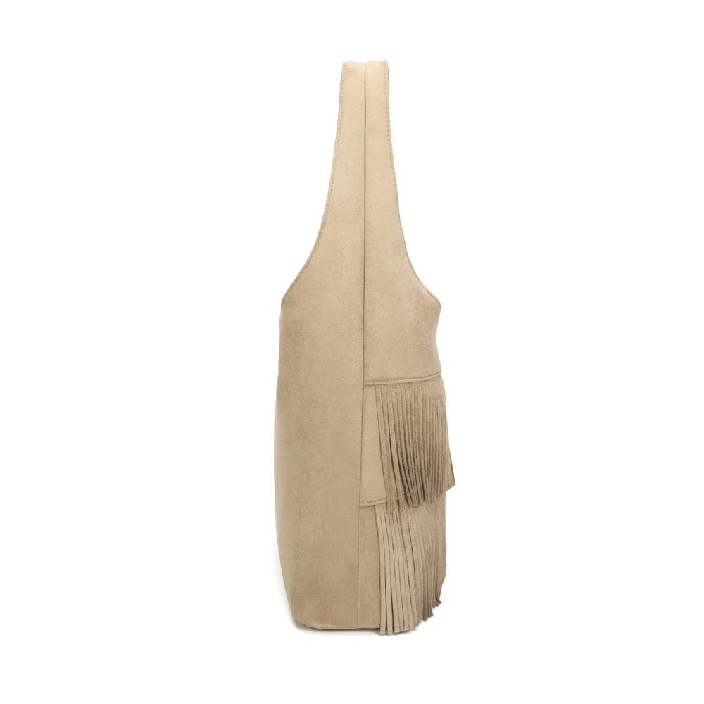 Profil de l’Ondaya taupe foncé : 11 cm de profondeur et une anse large qui tombe naturellement sur l’épaule – réf. M-9453