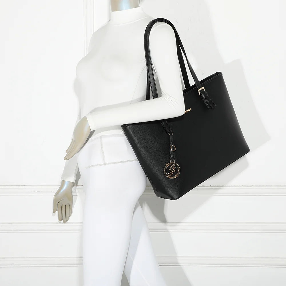 Cabas Opéra noir porté à l’épaule par une femme, grâce à ses deux anses longues – réf. G-9227-20