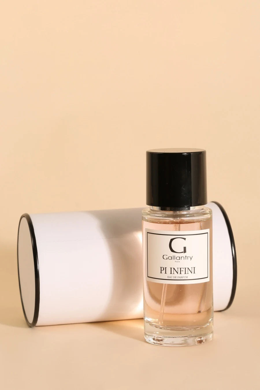 Flacon vaporisateur en verre de 50 ml au bouchon noir de l'eau de parfum Pi Infini de Gallantry Paris