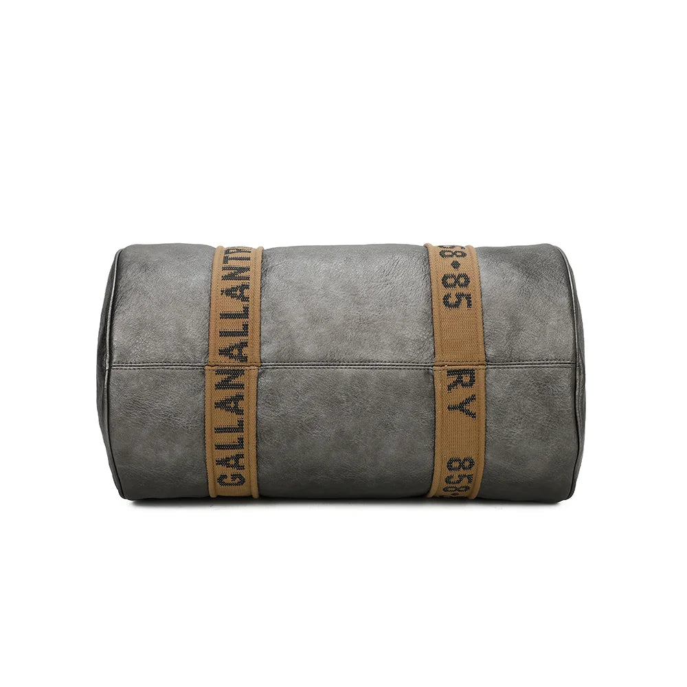 Dessous du Polochon gris argenté : les sangles textiles siglées passent sous le sac cylindrique – réf. Z-83049