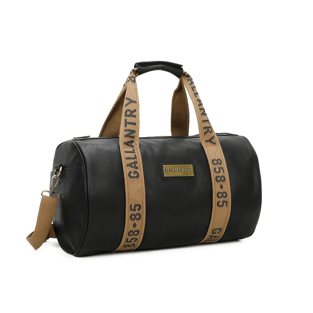 Polochon noir de trois quarts : forme cylindrique, plaque logo dorée et bandoulière textile amovible – réf. Z-83049