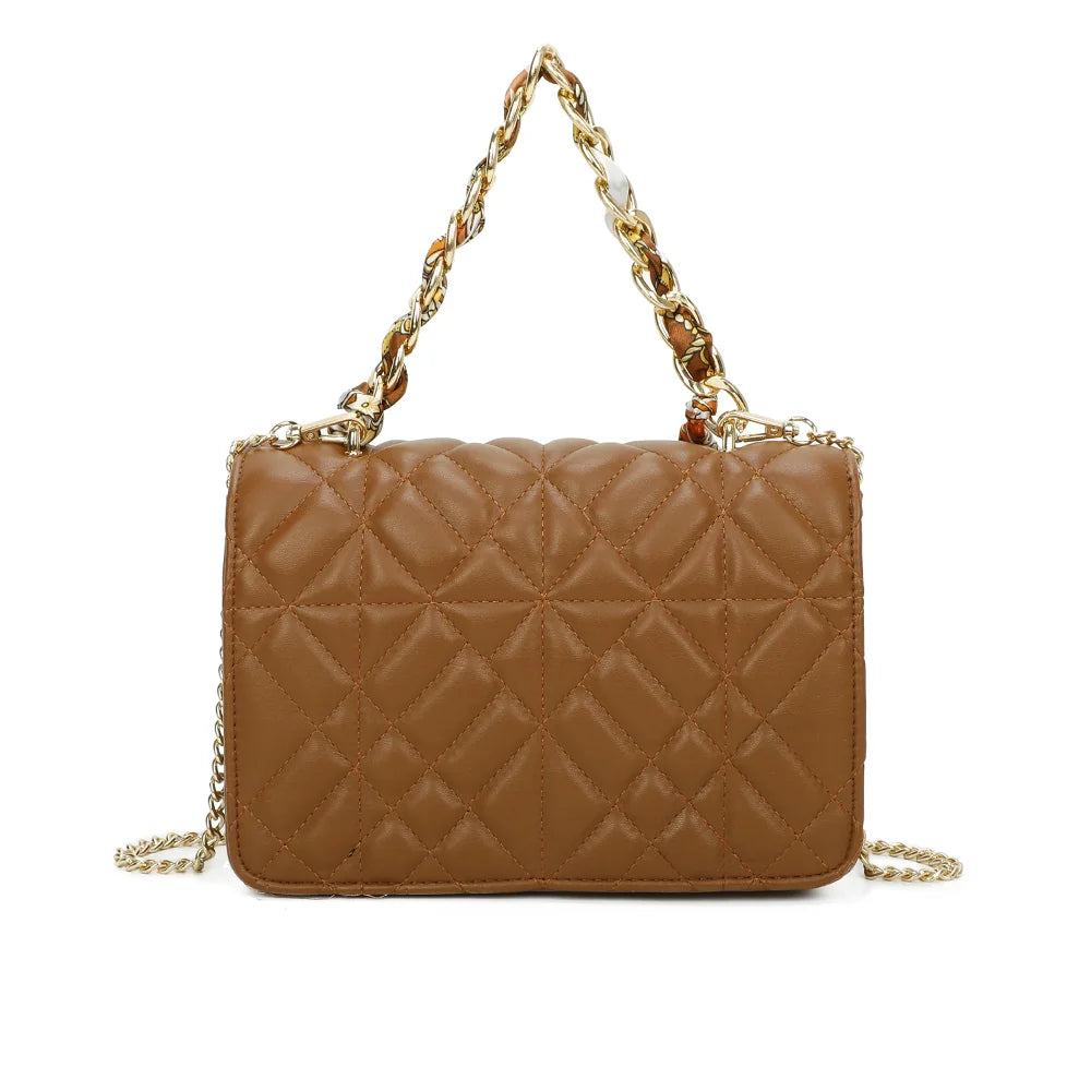 Dos du Quilted Éclat camel : surface matelassée et fine chaîne dorée pour la bandoulière – réf. C-0146