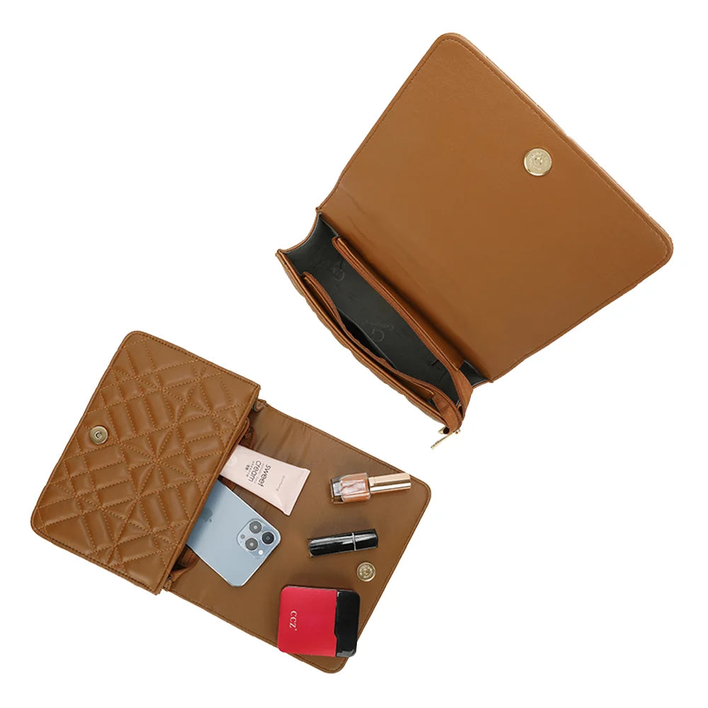 Intérieur du Quilted Éclat camel : rabat à bouton pression doré et compartiments pour les petits objets – réf. C-0146