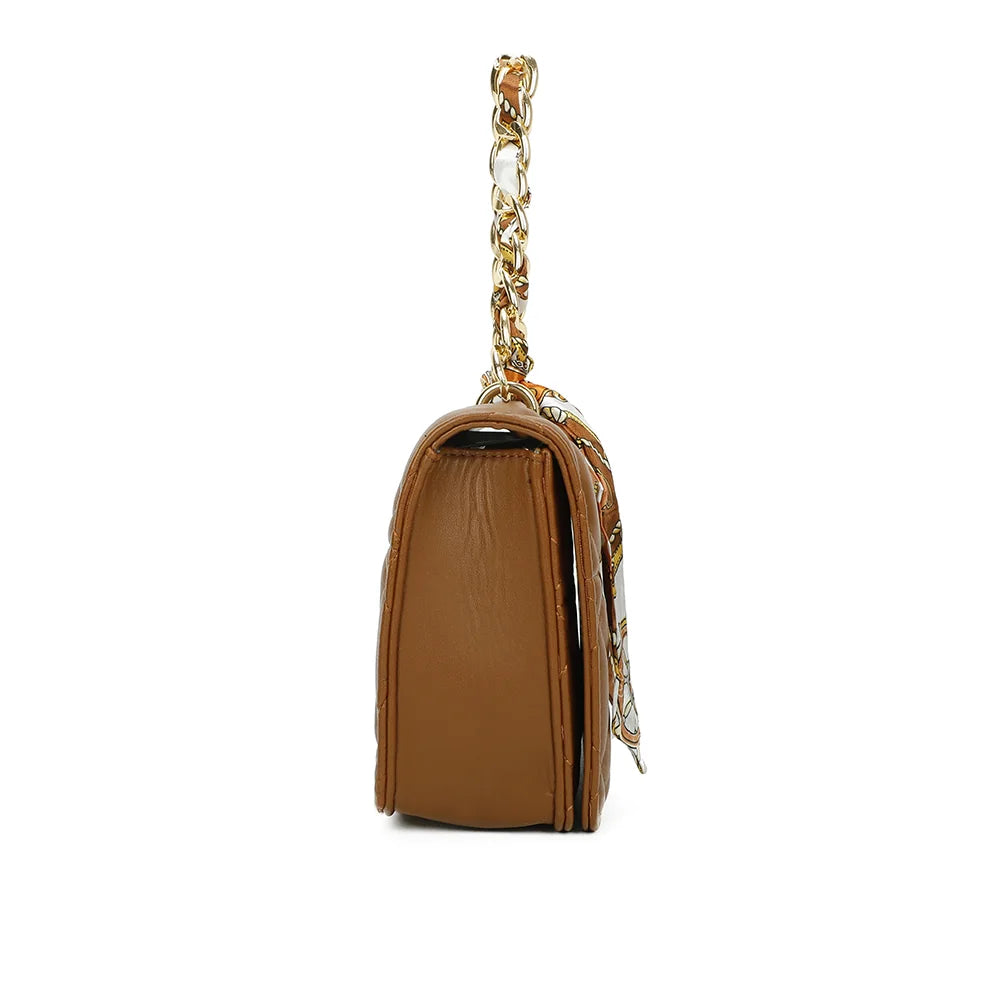 Profil du Quilted Éclat camel : format compact de 8 cm de profondeur et chaîne dorée – réf. C-0146