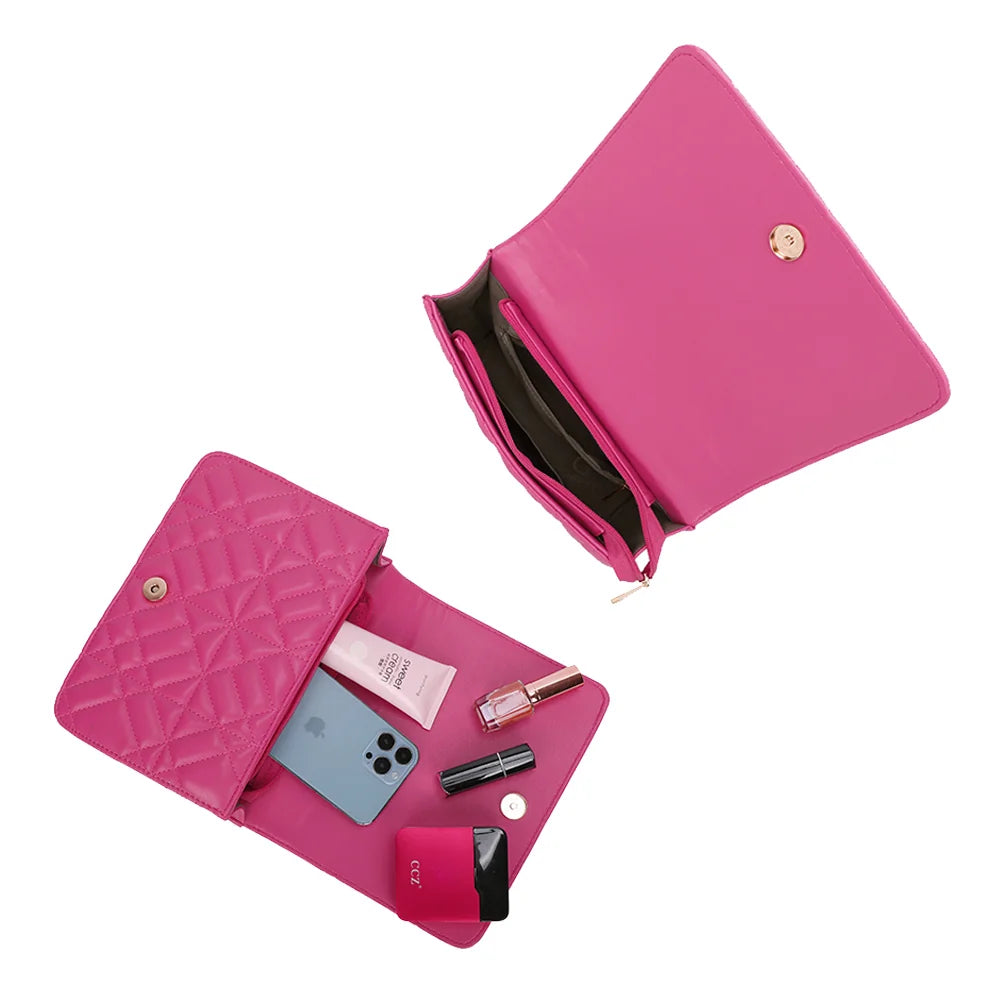 Intérieur du Quilted Éclat fuschia : rabat à bouton pression doré et compartiments pour les petits objets – réf. C-0146