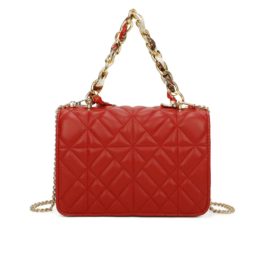 Dos du Quilted Éclat rouge : surface matelassée et fine chaîne dorée pour la bandoulière – réf. C-0146