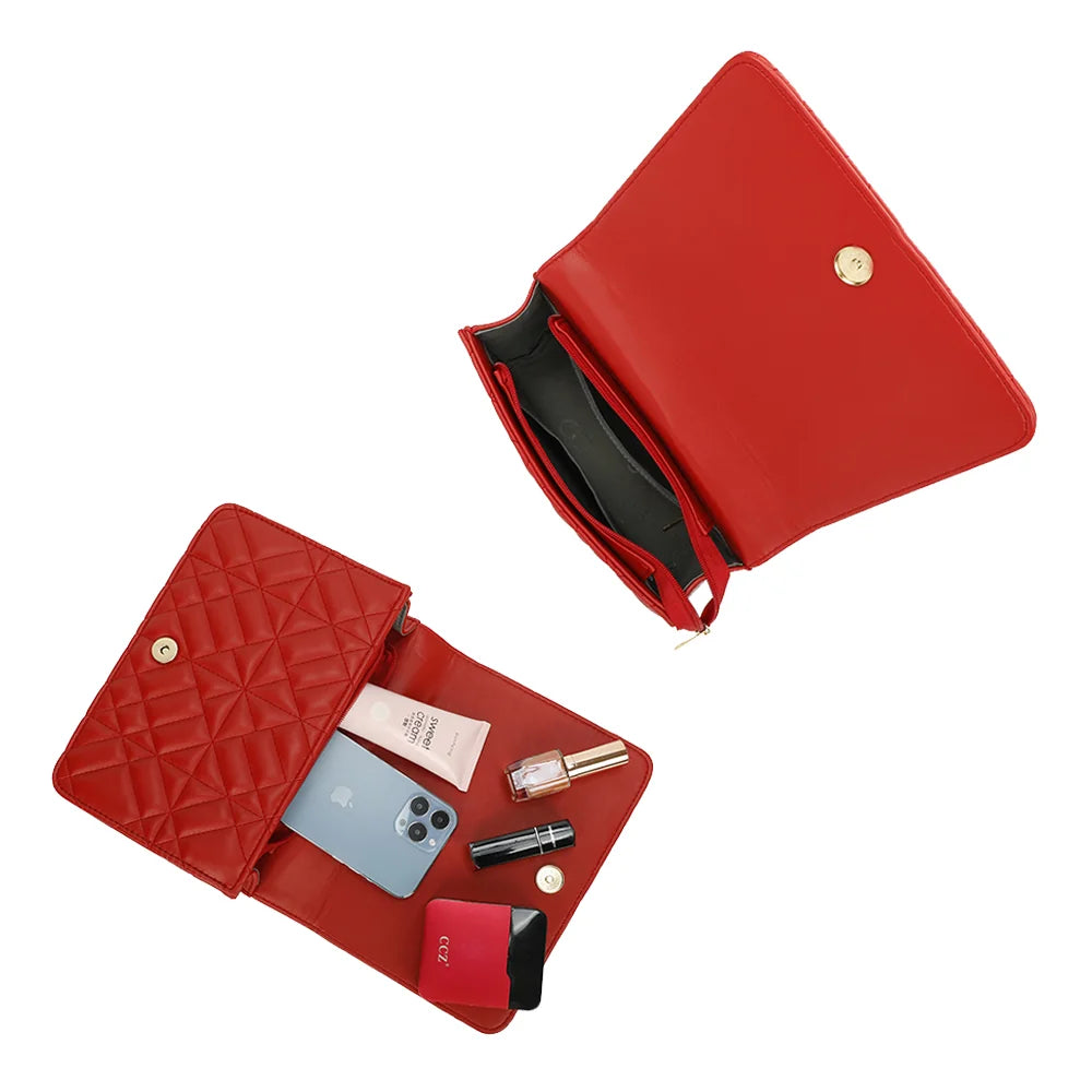 Intérieur du Quilted Éclat rouge : rabat à bouton pression doré et compartiments pour les petits objets – réf. C-0146