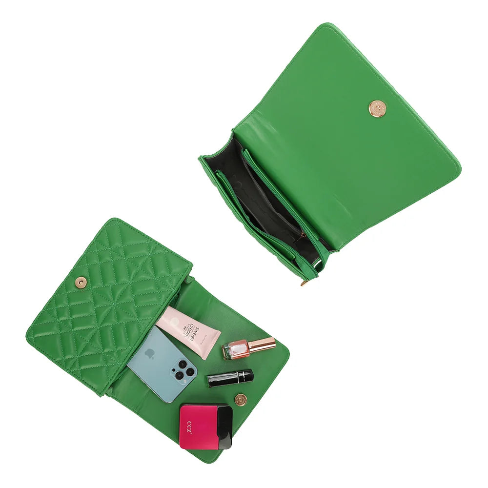 Intérieur du Quilted Éclat vert : rabat à bouton pression doré et compartiments pour les petits objets – réf. C-0146