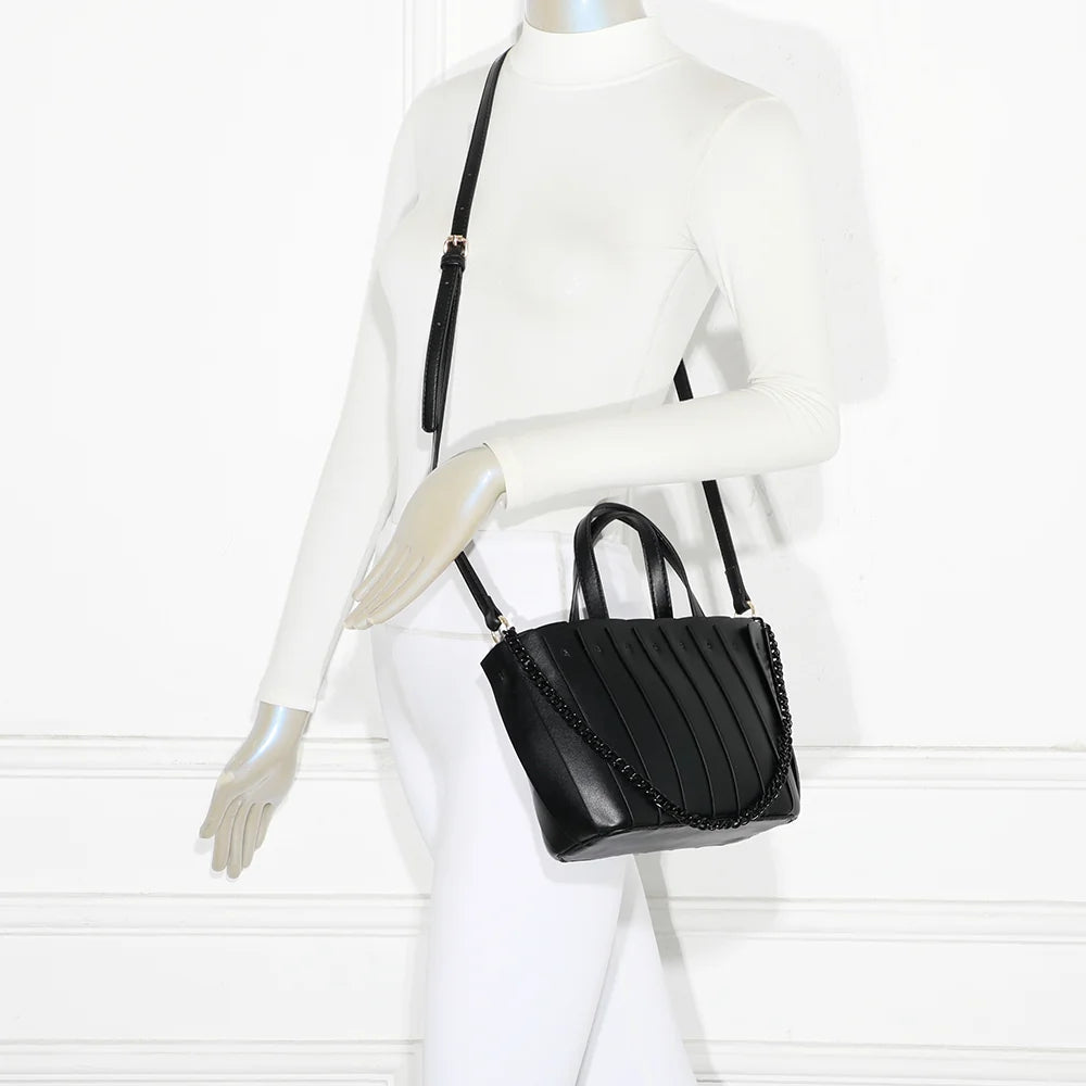 Sac Rayon d’Élégance noir porté par une femme, à la main ou à l’épaule avec sa bandoulière – réf. A-9110