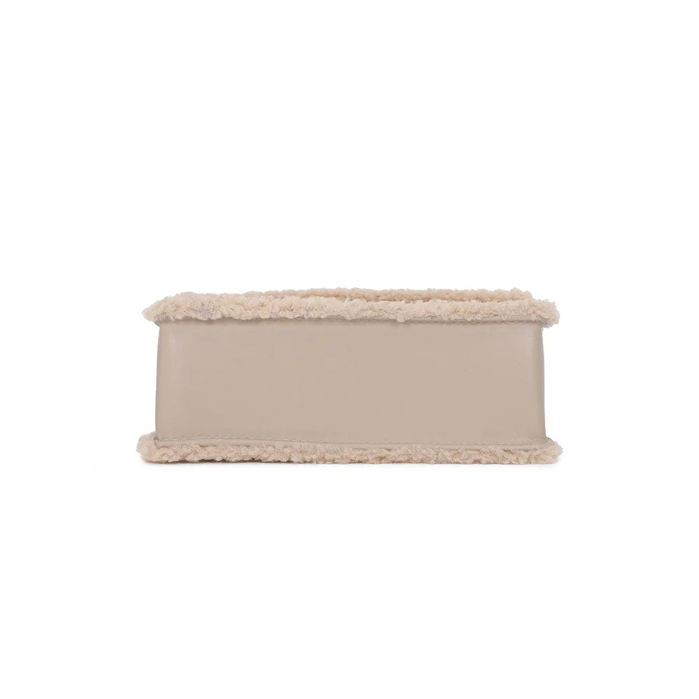 Dessous du Rosino-Fluffy champagne, un format compact de 22 × 8 cm facile à glisser partout – réf. C-0167-4
