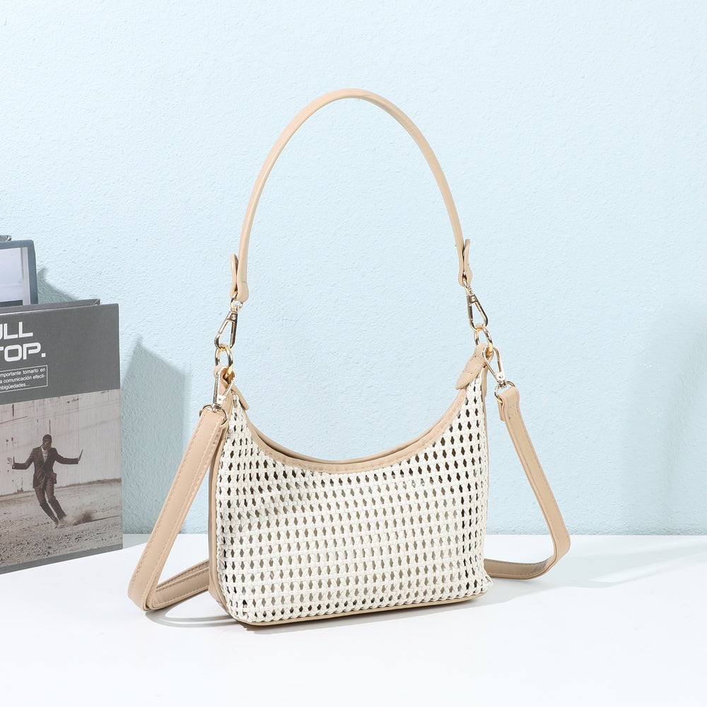 Sac à main tressé Sira Riviera beige/taupe mis en scène dans un décor – visuel d'ambiance créé avec l'IA – Gallantry Paris