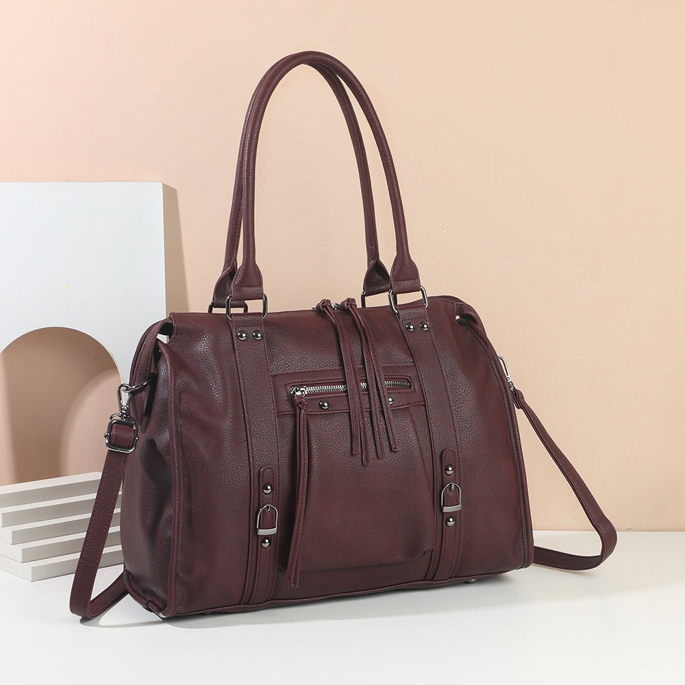 Sac cabas Skyla Grand Mat bordeaux mis en scène dans un décor – visuel d’ambiance créé avec l’IA – Gallantry Paris