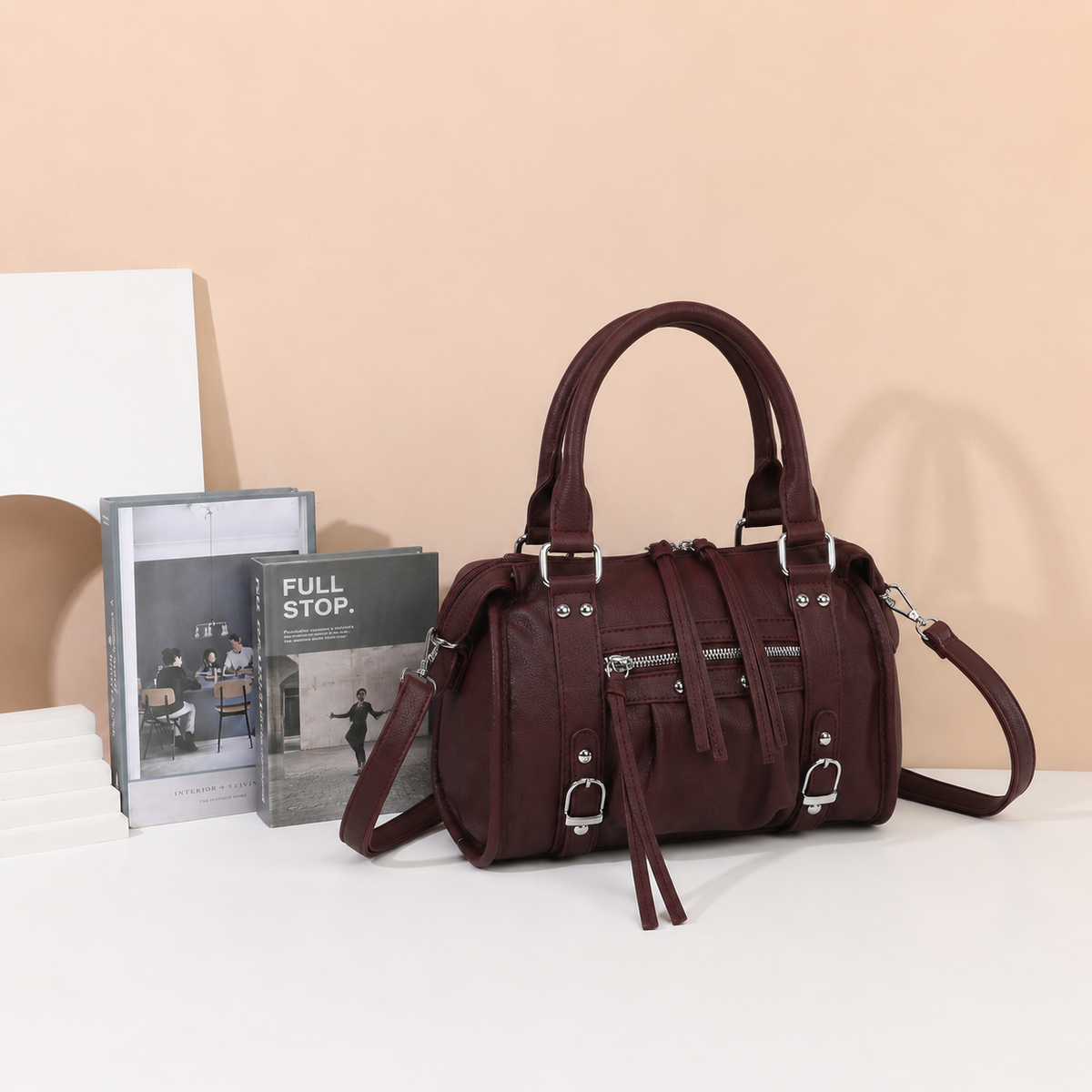 Sac à main Skyla Mat bordeaux posé dans un décor d’intérieur – visuel d’ambiance créé avec l’IA – Gallantry Paris