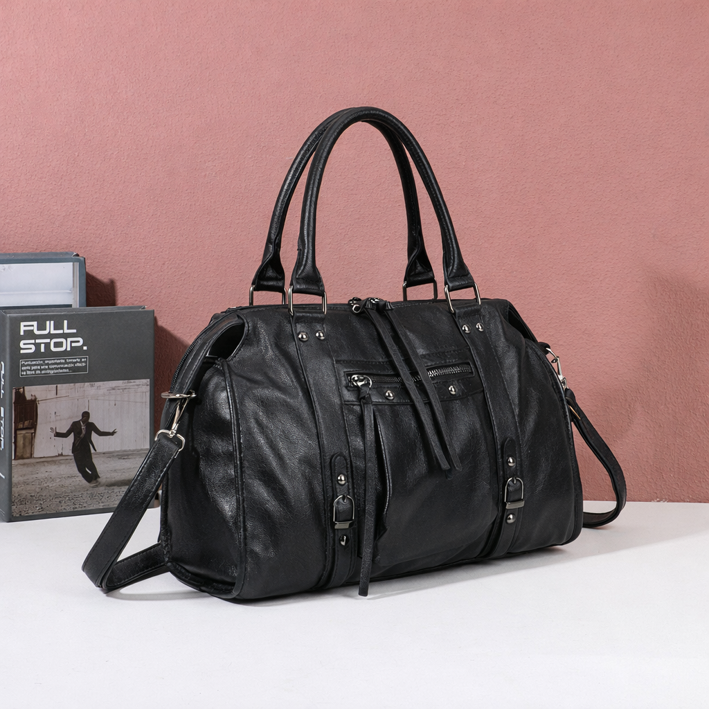 Sac à main Skyla Métallique Médium noir dans une scène d’ambiance – visuel d’ambiance créé avec l’IA – Gallantry Paris