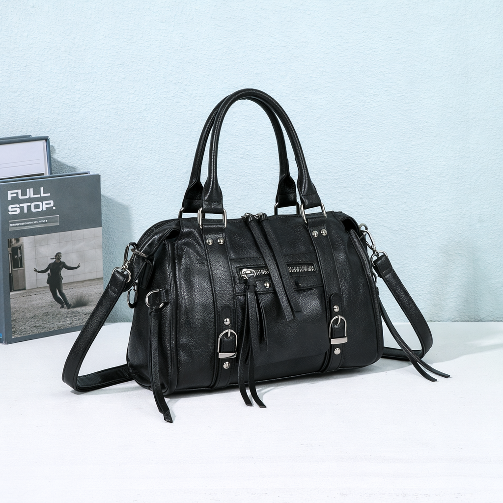 Sac à main Skyla Métallique noir mis en scène dans un décor – visuel d’ambiance créé avec l’IA – Gallantry Paris