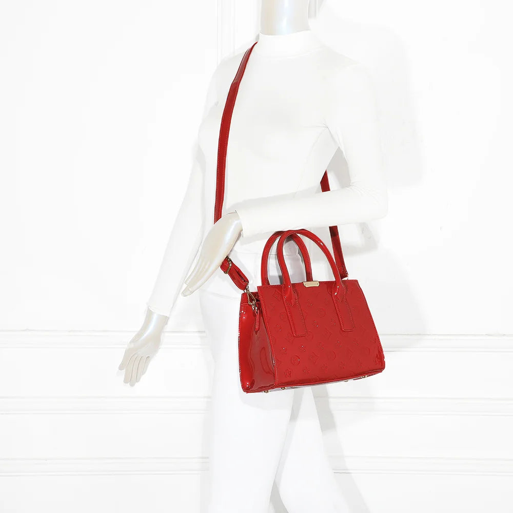 Sac Stella rouge porté par une femme, tenu à la main pour une silhouette chic et structurée – réf. R-1627-2