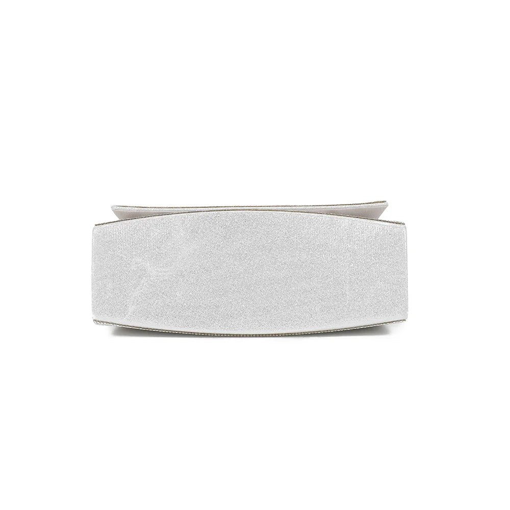 Dessous du Stellaire argent, base à la ligne incurvée qui signe la silhouette de ce sac de soirée – réf. LD-93004