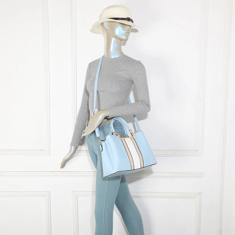 Sac à main femme Symphonie Graphique bleu clair porté, bandes contrastées et armature en métal doré – réf. DQ-8605-4