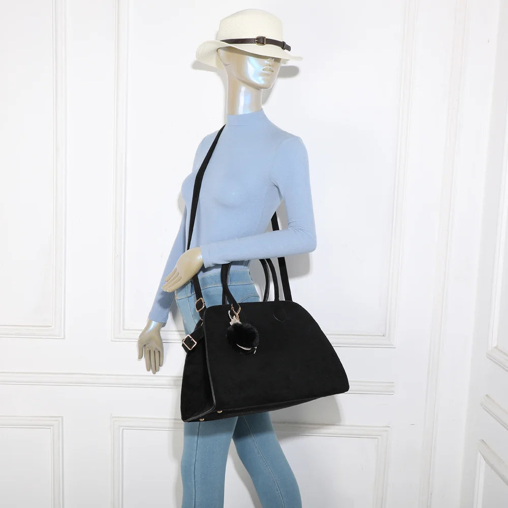 Sac Vera Velours noir porté par une femme, à la main ou à l’épaule avec sa bandoulière amovible – réf. R-9444-2