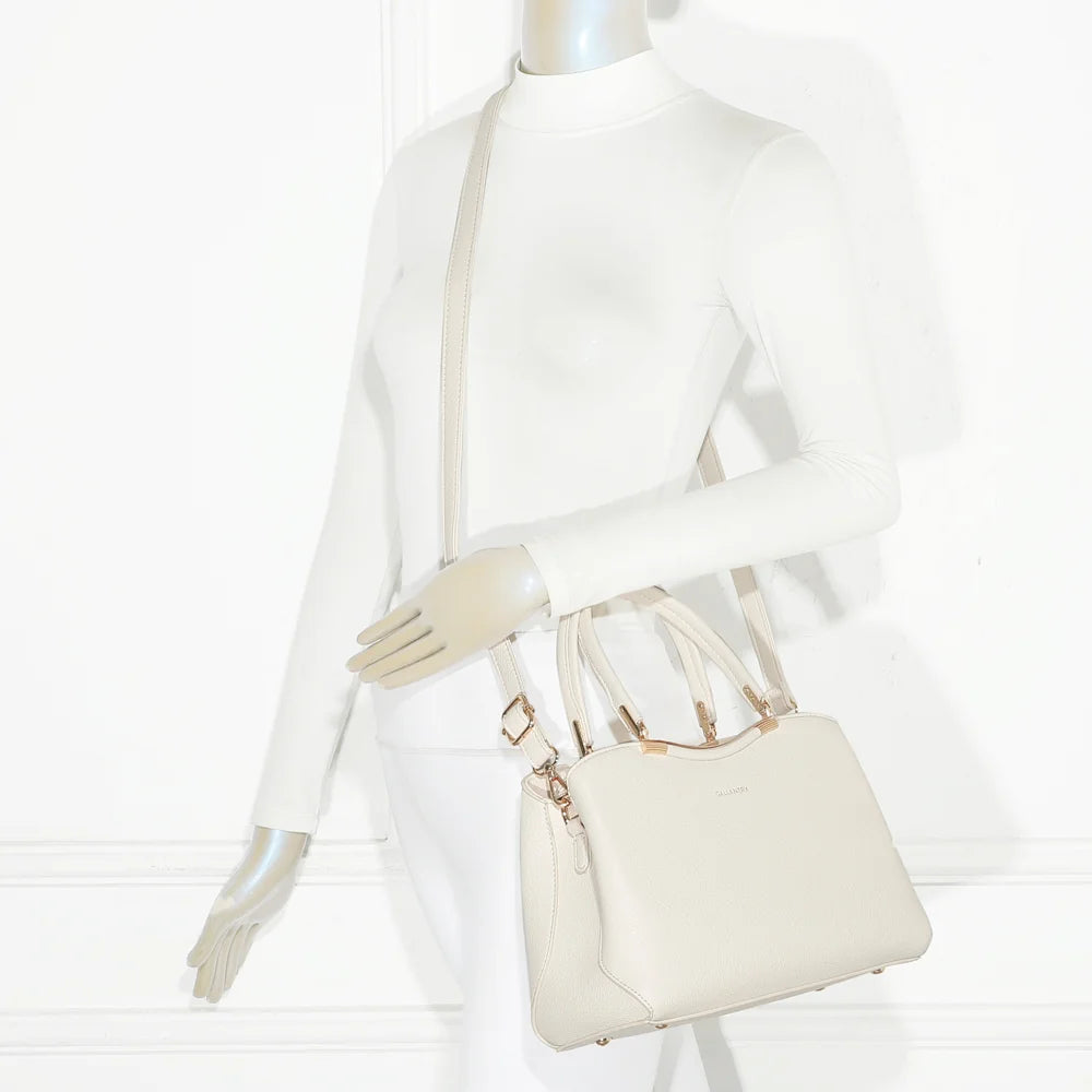 Sac Victoria Élégance beige porté par une femme, tenu à la main par ses deux anses dorées – réf. R-1992