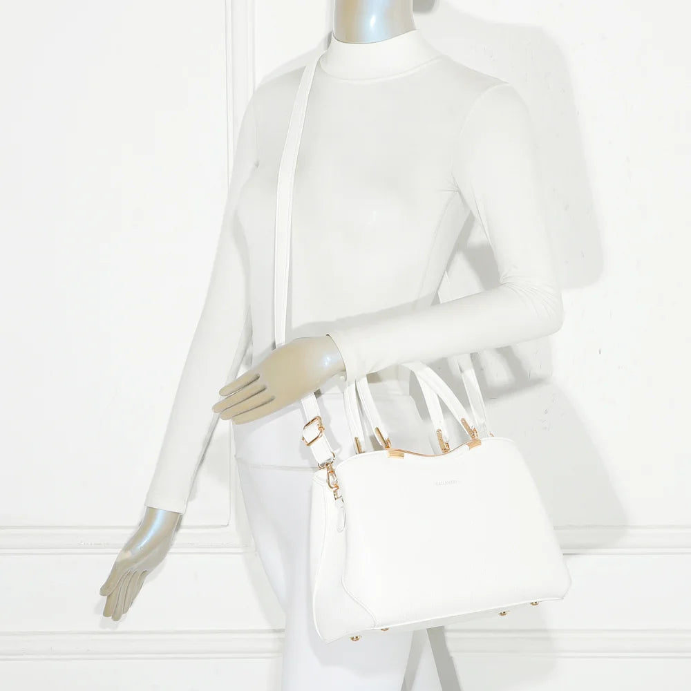 Sac Victoria Élégance blanc porté par une femme, tenu à la main par ses deux anses dorées – réf. R-1992
