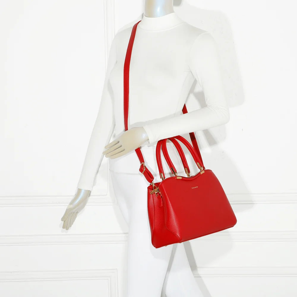 Sac Victoria Élégance rouge porté par une femme, tenu à la main par ses deux anses dorées – réf. R-1992