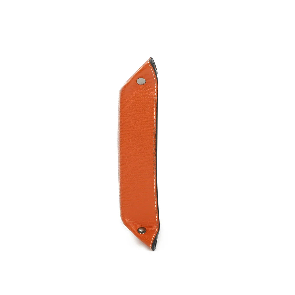Vide-poche Vegan orange vu de profil, bords relevés de 5 cm de haut pour contenir les petits objets – réf. R-1703