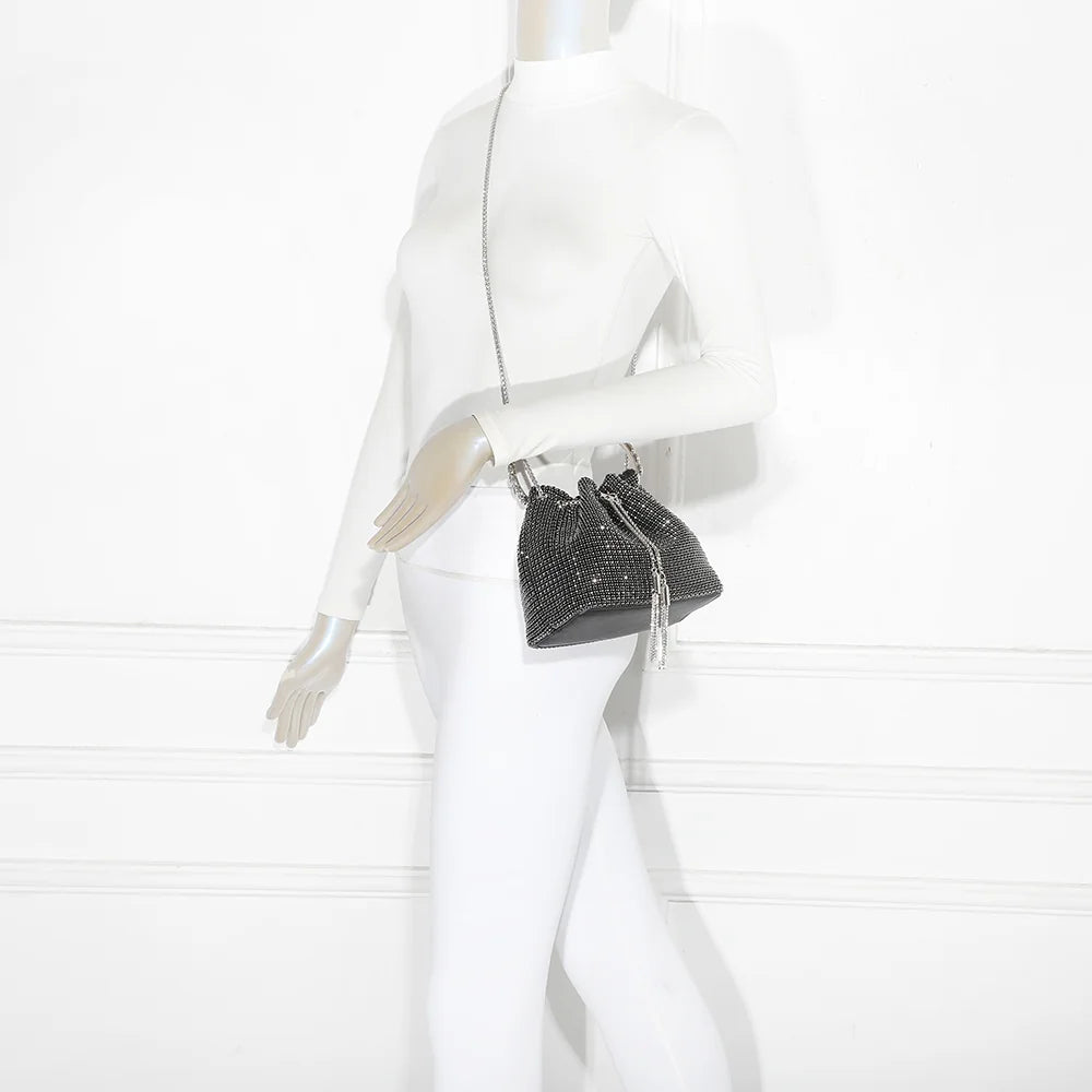 Sac seau femme Wendy noir porté, avec son anse bijou en anneau et sa chaîne d’épaule scintillante – réf. GL-37002
