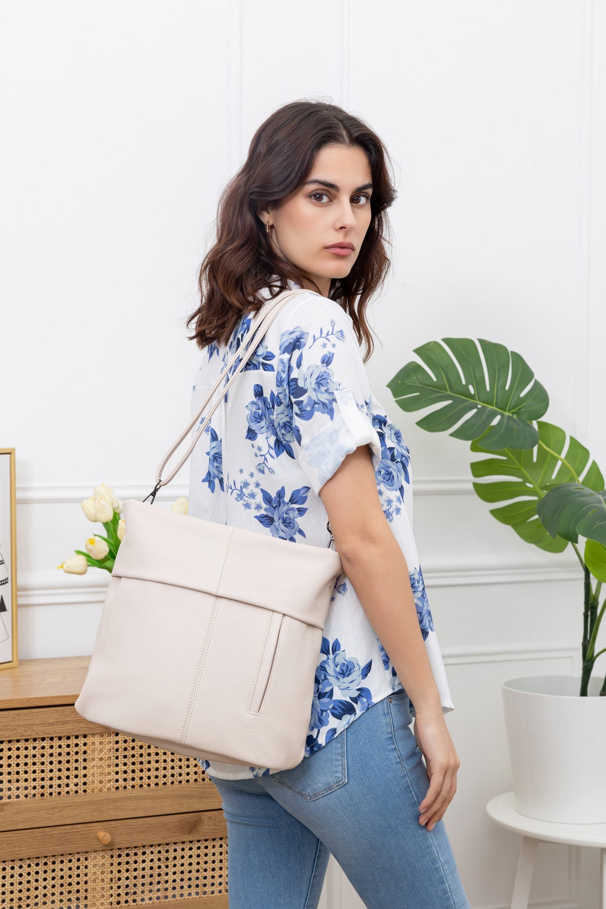 Le Tote Chic or porté à l’épaule par une femme, allure décontractée et soignée – réf. KJ-62035