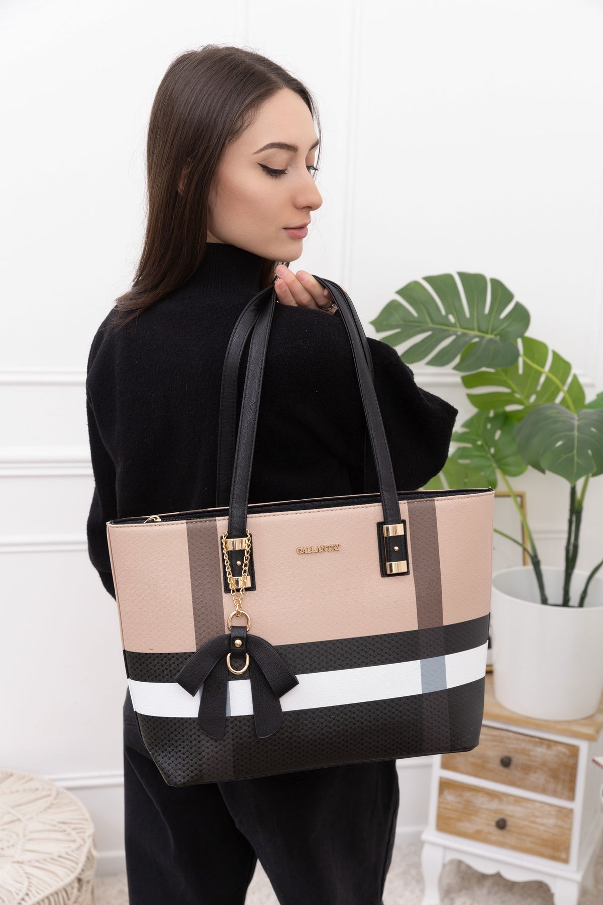 Sac cabas femme Jolie taupe/noir porté à l’épaule grâce à ses deux anses longues – réf. M-7422
