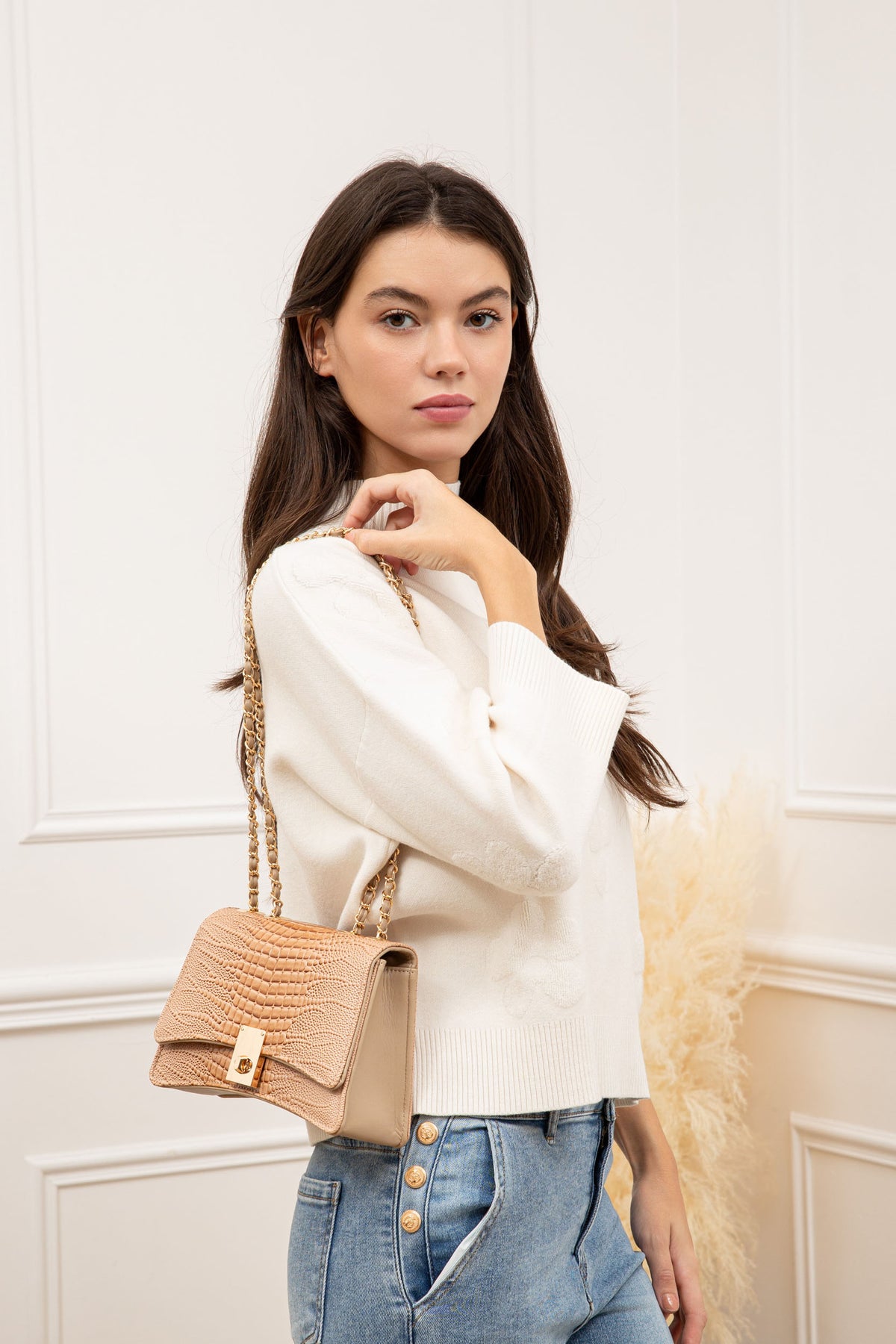 Sac Corail champagne porté par une femme avec sa chaîne dorée, à l’épaule ou en bandoulière – réf. R-6661